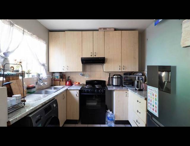 2 BEDROOM TOWNHOUSE FOR SALE IN VAN RIEBEECK PARK